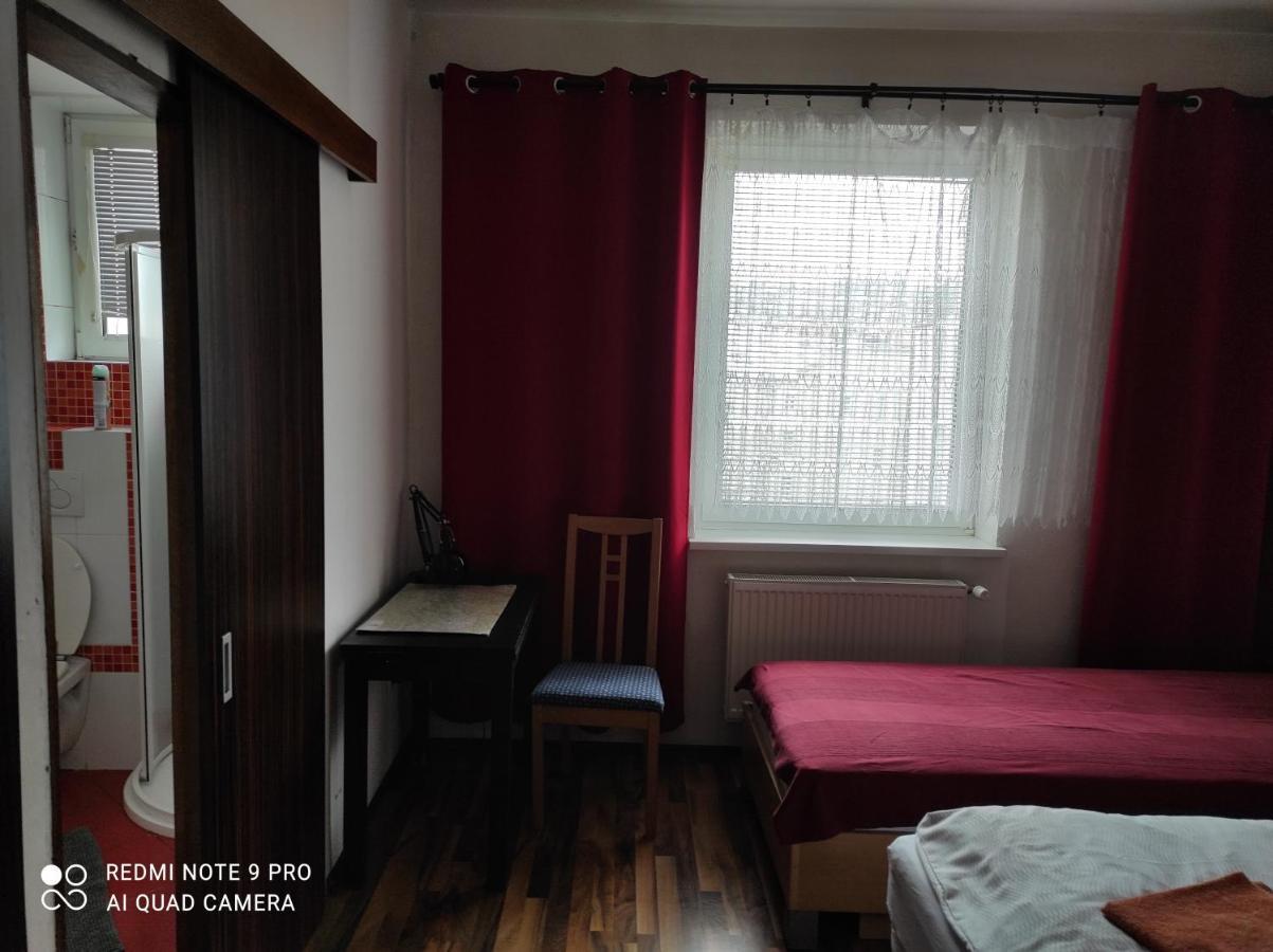 Red Apartment Bratislava Eksteriør billede