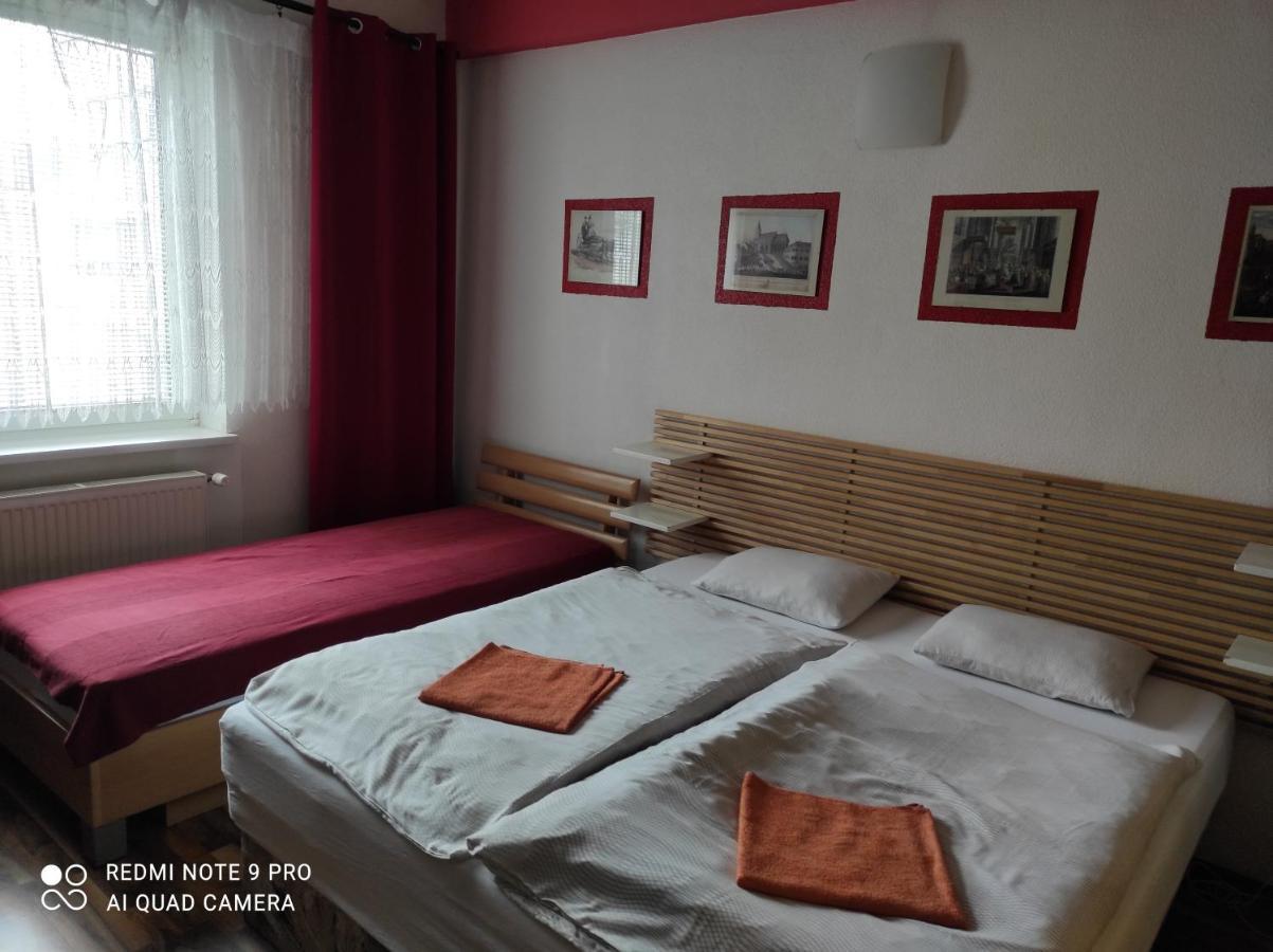 Red Apartment Bratislava Eksteriør billede
